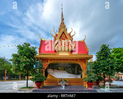 Schöne aufwändig verzierten Decke des Xiem können Pagode, Bac Lieu, Vietnam Stockfoto