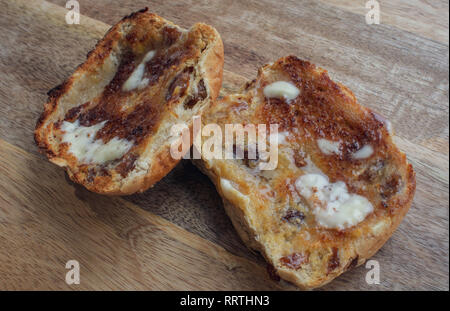 Toast und Butter Hot Cross Bun Stockfoto