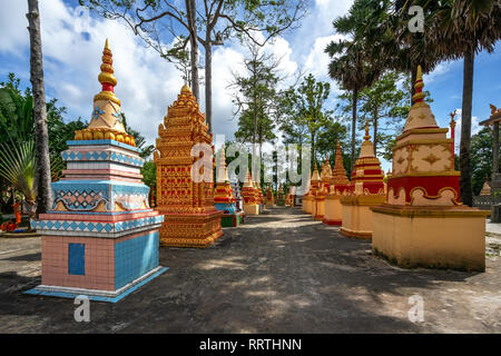 Schöne aufwändig verzierten Decke des Xiem können Pagode, Bac Lieu, Vietnam Stockfoto