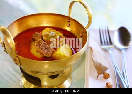 Massamun Curry im schönen Messing wok Set serviert. Stockfoto