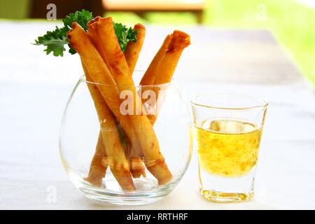 Frühlingsrollen mit süß-saurer Soße im schönen Glas serviert Stockfoto