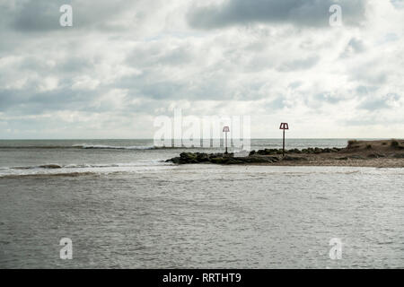 Blick auf das Meer in Christchurch Bay, Avon Strand, Dorset, England, Großbritannien Stockfoto