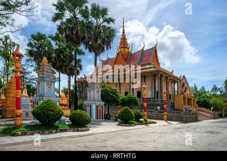 Schöne aufwändig verzierten Decke des Xiem können Pagode, Bac Lieu, Vietnam Stockfoto