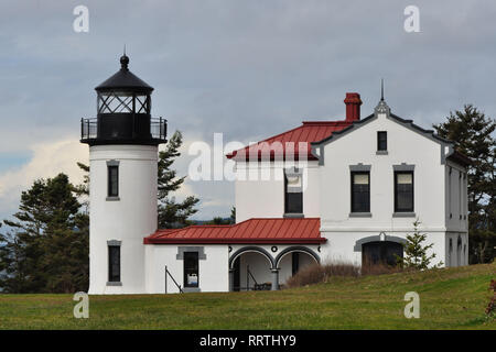 Admiralty Leuchtturm an der Mündung des Admiralty Bay und Admiralty Inlet auf Whidbey Island im Staat Washington, USA. Stockfoto