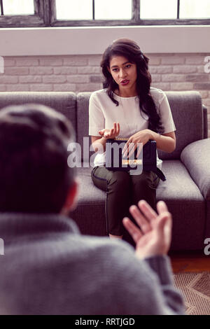 Angenehme junge Frau fragt Ihren Arzt um Rat. Stockfoto