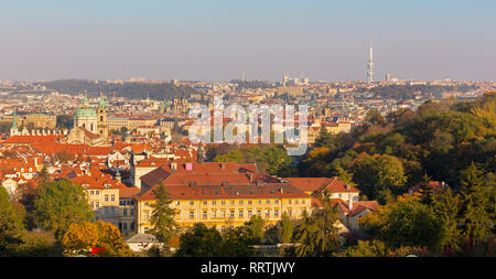 Prag - Look von Petrin-Hügel bis Altstadt. Stockfoto