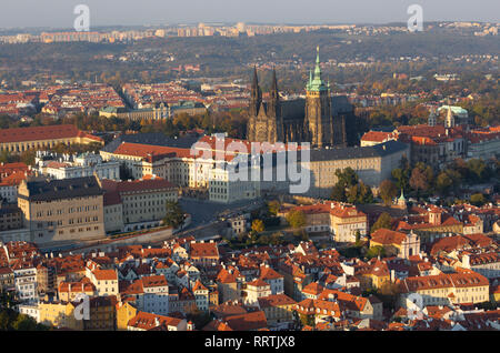 Prag - die Dächer der Kleinseite mit der Burg und der St. Veits Kathedrale von Petrin. Stockfoto