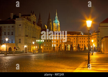 Prag - Die Hradcanske Square, Burg und der St. Veits Dom bei Nacht. Stockfoto