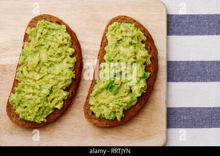 Sandwich mit Guacamole auf Licht background Top view Sandwiches auf Holzbrett Stockfoto