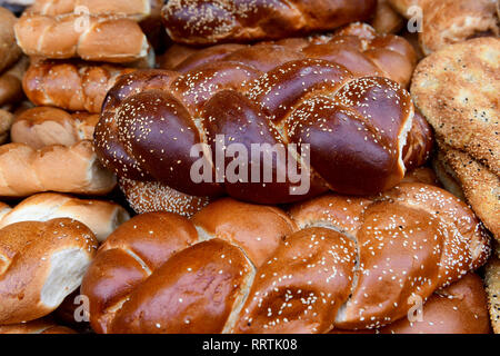 Traditionelles Brot zum Verkauf auf dem Yehuda-Markt in Jerusalem, Israel Stockfoto