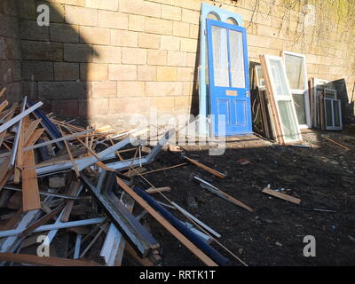 Eine Auswahl von geborgen, Türen, Fenster und Fensterrahmen bei einer Reklamation yard Sheffield UK gebrochen Stockfoto