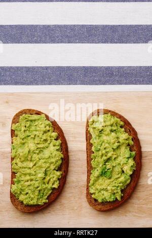 Sandwich mit Guacamole auf Licht background Top view Sandwiches auf Holzbrett Stockfoto