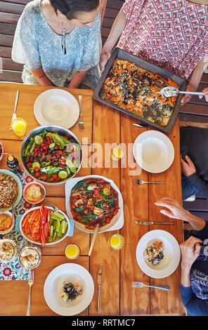 Ansicht von oben gesundes Mittagessen wird am Tisch serviert Stockfoto