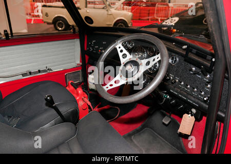 Innenansicht eines 1965, Austin Mini Cooper S mit zwei Motoren, die auf der 2019 London Classic Car Show. Stockfoto