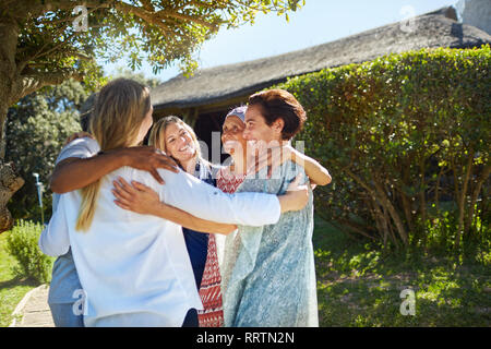 Gerne Frauen Freunde umarmen im Kreis Stockfoto