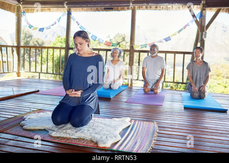 Menschen meditieren während Yoga Retreat in der Hütte Stockfoto