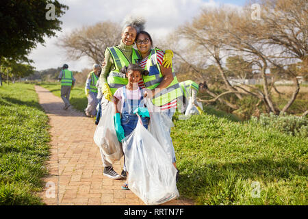 Portrait happy multi-Generation Frauen Freiwilligenarbeit, Reinigung Wurf im sonnigen Park