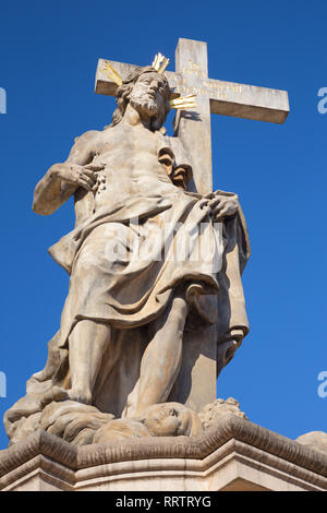 Prag - das Detail der barocken staue Jesu aus der Figurengruppe mit st. Cosmos und st. Damian von der Karlsbrücke von Jan Oldřich Mayer (1666-17. Stockfoto