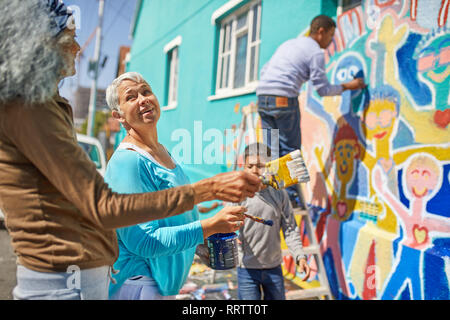 Freiwillige Malerei lebendige Wandbild an sonnigen Wand Stockfoto