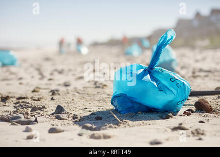 Blaue Tasche der Wurf auf sonnigen Sandstrand. Stockfoto