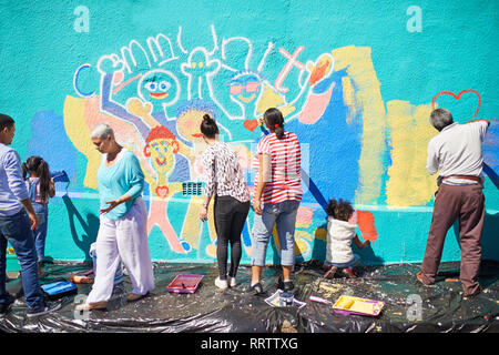 Freiwillige Malerei lebendige Wandbild an sonnigen Wand Stockfoto