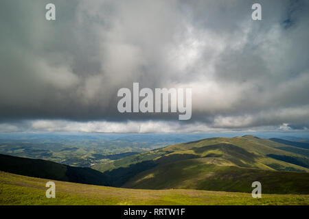 Regenwolken über Karpaten. Panorama der Borschawa Ridge der Ukrainischen Karpaten. Stockfoto