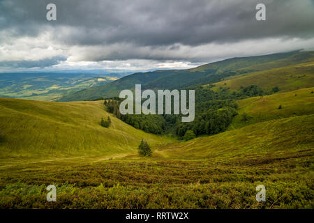 Regenwolken über Karpaten. Panorama der Borschawa Ridge der Ukrainischen Karpaten. Stockfoto