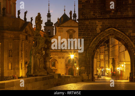 Praghe - Der Turm der Karlsbrücke und Křižovnické Square am Morgen. Stockfoto