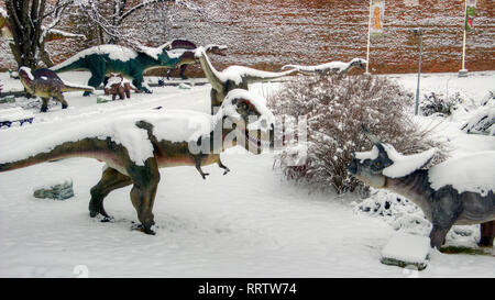 Belgrad, Serbien, Januar 2019 - Schnee lebensgroße Dinosaurier Modelle in der Kalemegdan Dino Park Stockfoto
