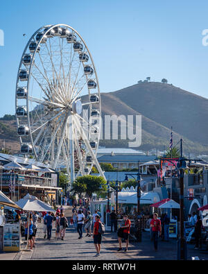 Blick auf das Riesenrad an der V&A Waterfront mit dem Signal Hill im Hintergrund, Kapstadt, Südafrika Stockfoto