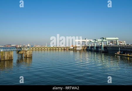 Cardiff Bay Barrage und Klappbrücken, Cardiff, Wales, Großbritannien Stockfoto