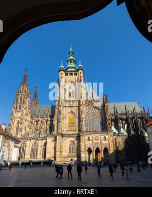 Prag, tschechische Republik - 14. Oktober 2018: Die St. Vitus Kathedrale von Süden. Stockfoto