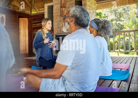 Yoga Instructor führende Meditation in der Hütte während Yoga Retreat Stockfoto