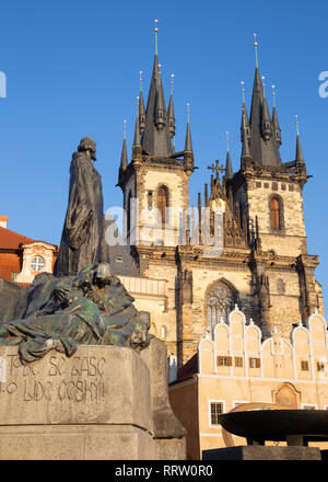 Prag - die gotische Kirche der Muttergottes vor dem Teyn mit dem Jan Hus Denkmal von Jan Kotera (1915). Stockfoto