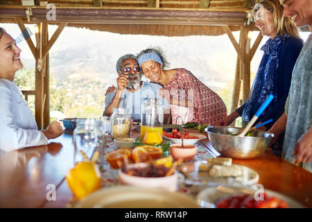 Paar umarmen und genießen Sie ein gesundes Frühstück in der Hütte während Yoga Retreat Stockfoto