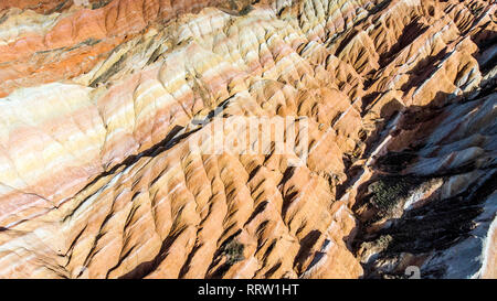 Blick von oben auf die Rainbow Bergen geologischen Park. Drone Foto Stripy Zhangye Danxia Relief geologischen Park in der Provinz Gansu, China an einem sonnigen Tag. Stockfoto