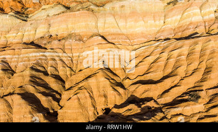 Blick von oben auf die Rainbow Bergen geologischen Park. Drone Foto Stripy Zhangye Danxia Relief geologischen Park in der Provinz Gansu, China an einem sonnigen Tag. Stockfoto