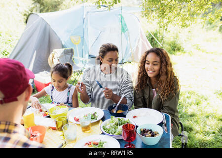 Familie Mittagessen auf einem Campingplatz Tabelle Stockfoto