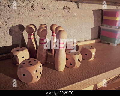 Holz- Spiel mit Würfel als Dekor Element. Stockfoto