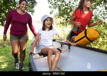 Glückliche Familie mit canoe Stockfoto