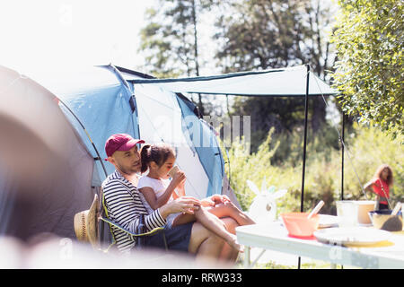 Vater und Tochter am Campingplatz Stockfoto