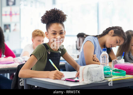 Portrait zuversichtlich Junior high school Mädchen Schüler Hausaufgaben im Unterricht Stockfoto