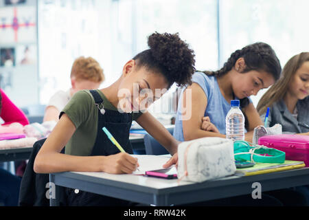 Zuversichtlich Junior high school Mädchen Schüler Hausaufgaben im Unterricht Stockfoto
