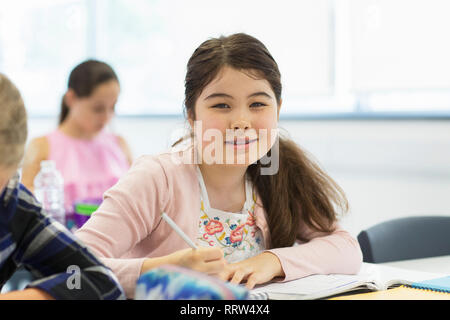 Portrait zuversichtlich Junior high school Mädchen Schüler Hausaufgaben im Unterricht Stockfoto