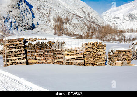 Vorrat an Brennholz in der Nähe der alpinen Dorf. Winter. Frankreich Stockfoto