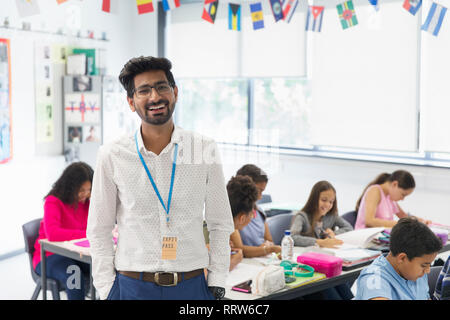 Porträt Lächeln, selbstbewusste männliche Lehrer im Klassenzimmer Stockfoto