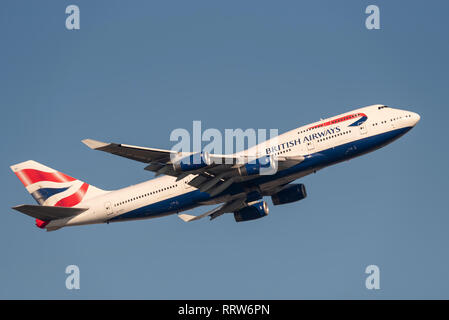 British Airways Boeing 747 Jumbo Jet Jet Flugzeug G-CIVV startet vom Flughafen London Heathrow, Großbritannien. Abflug der Fluggesellschaft Stockfoto