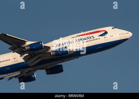 British Airways Boeing 747 Jumbo Jet Jet Flugzeug G-CIVV startet vom Flughafen London Heathrow, Großbritannien. Abflug der Fluggesellschaft Stockfoto