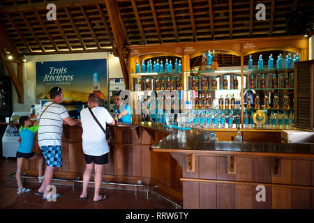 Die Verkostung Zimmer in Trois Rivieres Rum Distillery in Martinique, Niederländische Antillen. Stockfoto