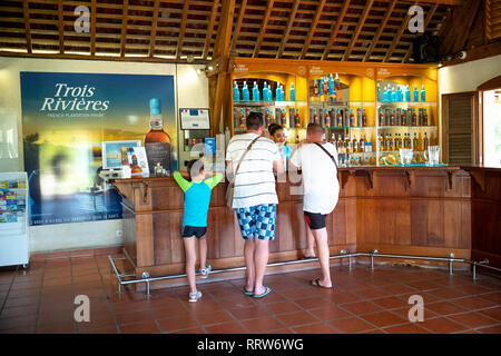 Die Verkostung Zimmer in Trois Rivieres Rum Distillery in Martinique, Niederländische Antillen. Stockfoto